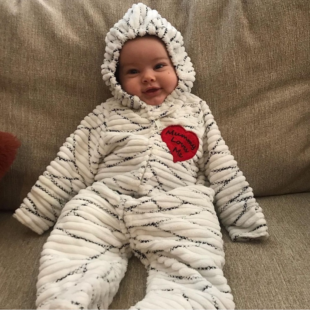 Cute “mummy loves me” costume.